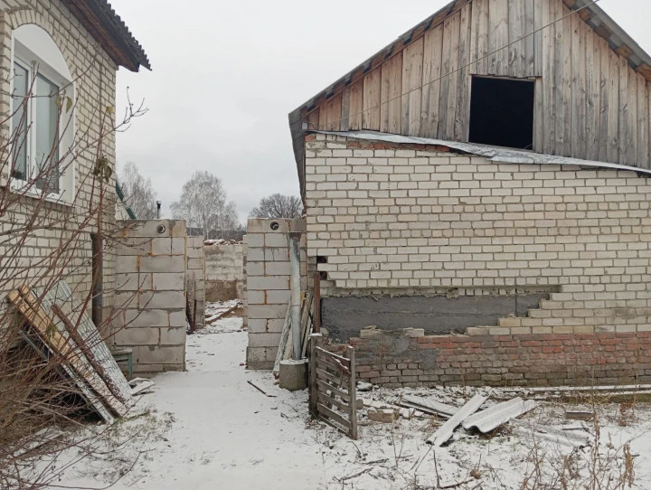 Жилой дом с подвалом площадью 297 кв. и земельным участком площадью 1 243 кв. м в р.п. им. В.И. Ленина Ульяновской области
